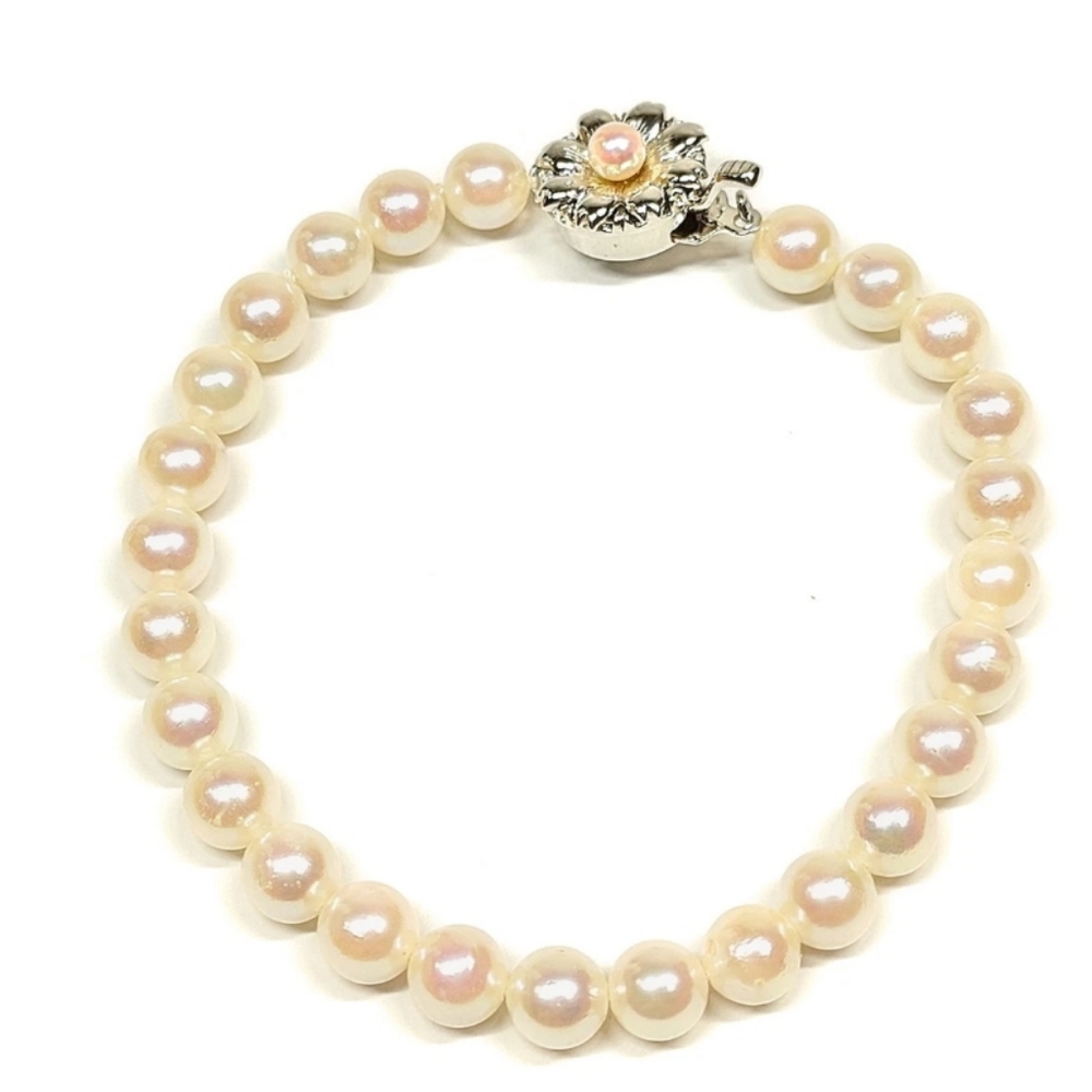 Elegant‎ Pearl Bracelet with Silver Floral Accent